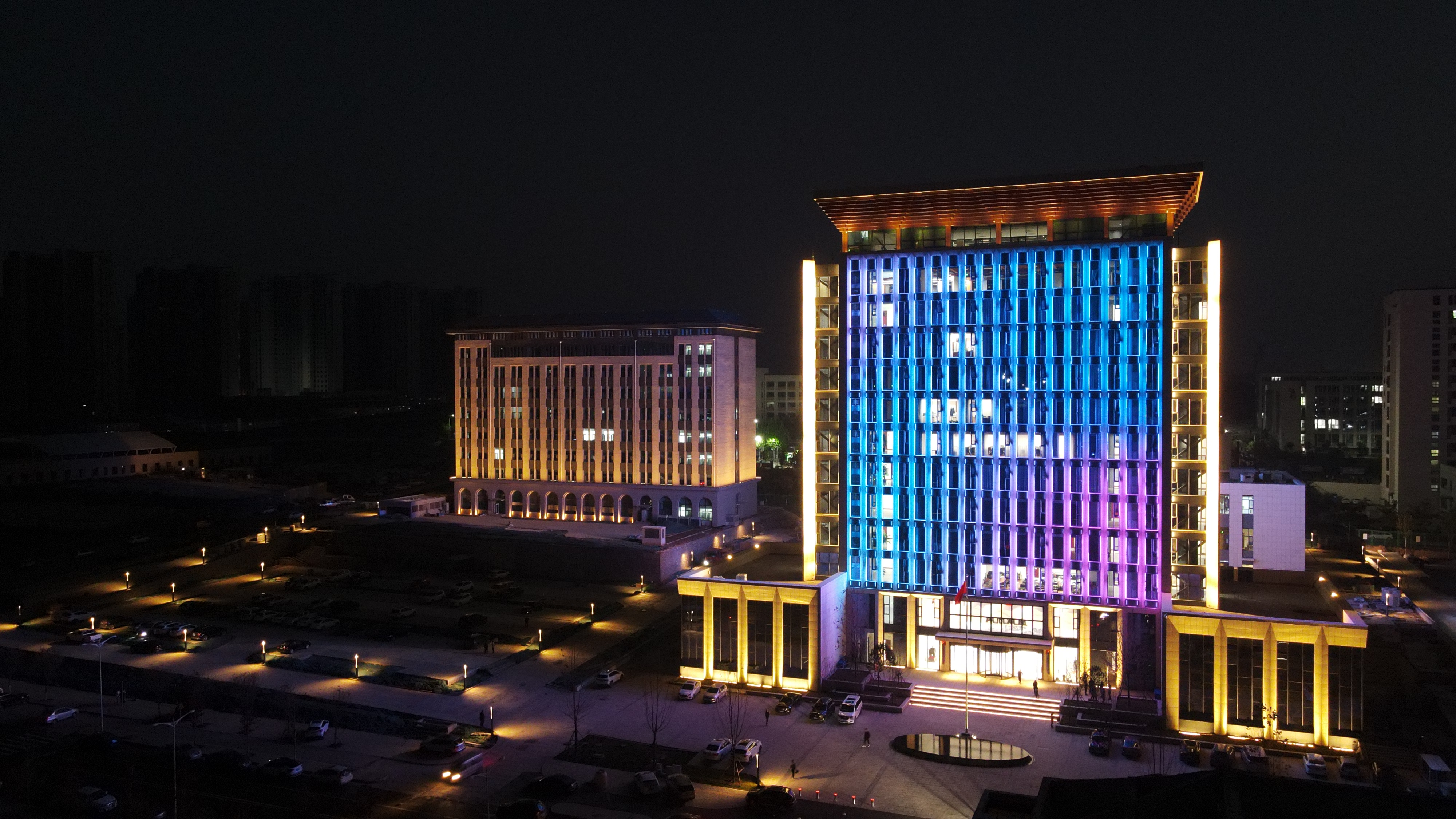 预留结构凹槽,在凹槽位置嵌入灯具对建筑立面的特色三角面进行晕染,以