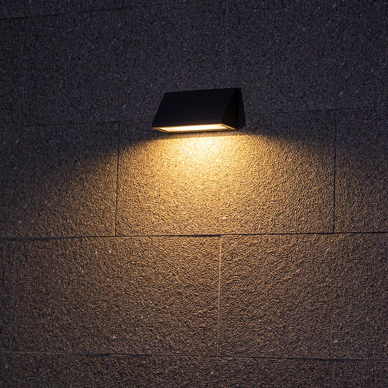 简约现代风超宽光设计LED户外壁灯